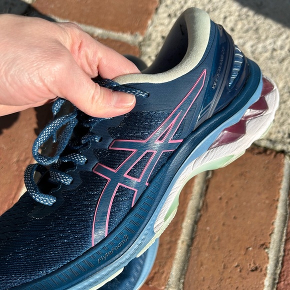 Asics women’s sneaker 8.5 - Picture 2 of 5